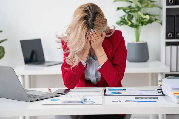 Burnout Sendromu. Asyalı iş kadını çalışmaktan rahatsız oluyor. Ki bu da stresten kaynaklanıyor. Başarısız bir işten ve daha az dinlenmekten kaynaklanıyor. Uzman bir psikiyatriste danış..
