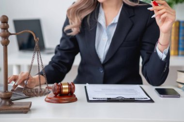 Hukuk, Danışmanlık, Anlaşma, Sözleşme, Avukatlar, müvekkiller için şikayetleri kabul etmek için avukatlık sözleşmeleri imzalamak ve davalarla ilgili tavsiyeler. Kavram Avukatı.