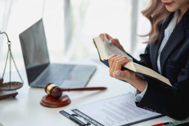 Hukuk, Danışmanlık, Anlaşma, Sözleşme, Avukatlar, müvekkiller için şikayetleri kabul etmek için avukatlık sözleşmeleri imzalamak ve davalarla ilgili tavsiyeler. Kavram Avukatı.