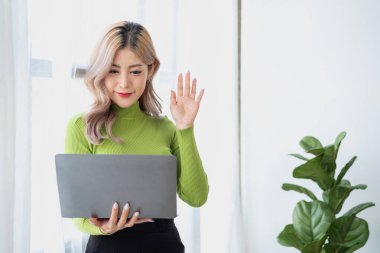 İşyerinde tablet ve finansal bütçe belgeleri kullanarak işine başarılı bir şekilde yatırım yaptığı için gülümseyen bir kadının portresi..