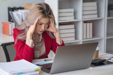 Burnout Sendromu. Asyalı iş kadını çalışmaktan rahatsız oluyor. Ki bu da stresten kaynaklanıyor. Başarısız bir işten ve daha az dinlenmekten kaynaklanıyor. Uzman bir psikiyatriste danış..