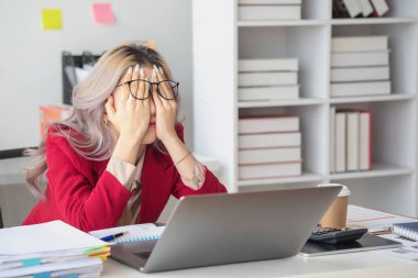 Burnout Sendromu. Asyalı iş kadını çalışmaktan rahatsız oluyor. Ki bu da stresten kaynaklanıyor. Başarısız bir işten ve daha az dinlenmekten kaynaklanıyor. Uzman bir psikiyatriste danış..