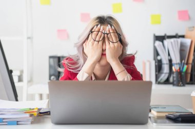 Burnout Sendromu. Asyalı iş kadını çalışmaktan rahatsız oluyor. Ki bu da stresten kaynaklanıyor. Başarısız bir işten ve daha az dinlenmekten kaynaklanıyor. Uzman bir psikiyatriste danış..