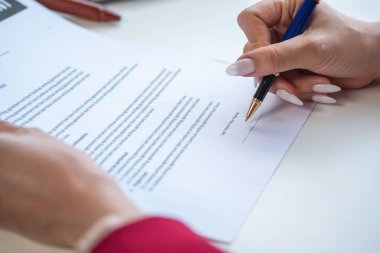 Asyalı kadın avukat ya da hukuk danışmanı sözleşme imzalarken avukatlık büronuzda çalışan sözleşme belgeleri size rehberlik eder..