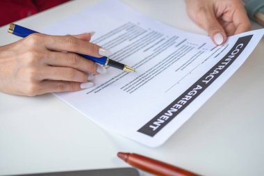 Asyalı kadın avukat ya da hukuk danışmanı sözleşme imzalarken avukatlık büronuzda çalışan sözleşme belgeleri size rehberlik eder..