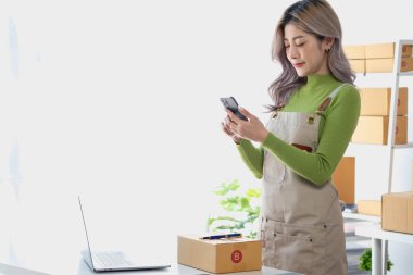 İş adamı elleri ambalaj kutusuyla akıllı bir telefon üzerinde çalışıyor, İşletme İnternet üzerinden sosyal medya konsepti, Çevrimiçi Satış, Çevrimiçi Pazarlama, İş E-Ticaret.