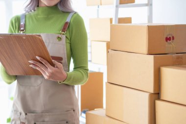 Küçük bir işletme kurmak KOBİ işletme sahipleri, girişimciler, çevrimiçi kutuları müşterilere, KOBİ iş fikirlerine çevrimiçi olarak satmak üzere paketleme hazırlamak için açık çek siparişi.