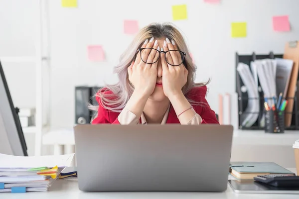 Burnout Sendromu. Asyalı iş kadını çalışmaktan rahatsız oluyor. Ki bu da stresten kaynaklanıyor. Başarısız bir işten ve daha az dinlenmekten kaynaklanıyor. Uzman bir psikiyatriste danış..