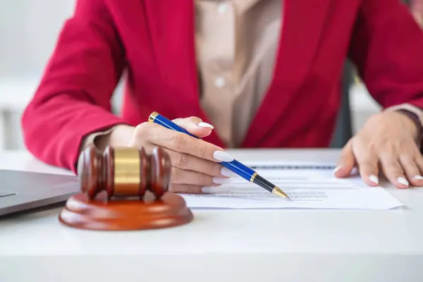 Asian Female Lawyer Legal Advisor Signing Contract Contract Documents Work — Stock Photo, Image