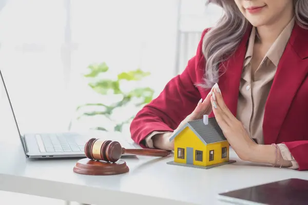 Legal consultants, contracts, contracts, lawyers, consulting on legal cases, signing contracts, being lawyers accepting mortgage complaints for customers\' houses and land. concept lawyer