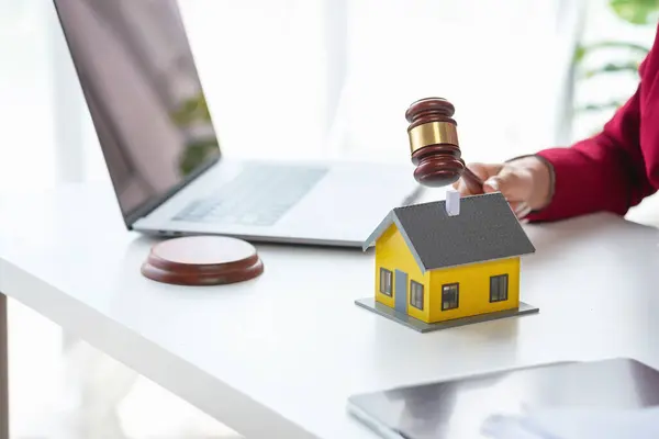 Legal consultants, contracts, contracts, lawyers, consulting on legal cases, signing contracts, being lawyers accepting mortgage complaints for customers' houses and land. concept lawyer