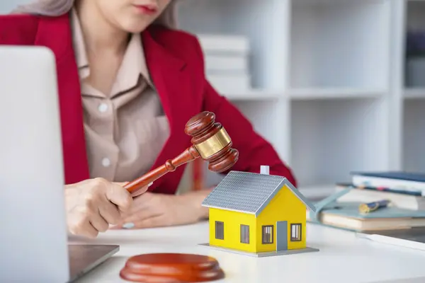 Legal consultants, contracts, contracts, lawyers, consulting on legal cases, signing contracts, being lawyers accepting mortgage complaints for customers\' houses and land. concept lawyer