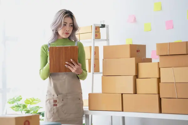 Starting a small business SME business owners, entrepreneurs, unboxing work check order online To prepare to pack into boxes for sale to customers, SME business ideas online.