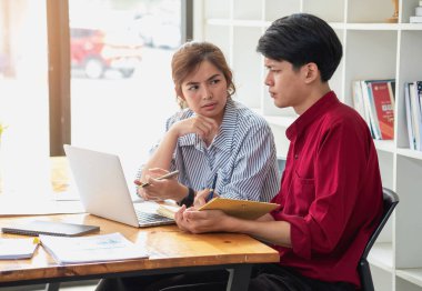 Pazarlama, Finansal, Muhasebe, Planlama, İş Kadınları Ekibi şirket sonuçlarını ve karlarını grafik istatistikleriyle analiz eder. Şirket dengesini hesaplamak için dizüstü bilgisayar ve hesap makinesi kullanın