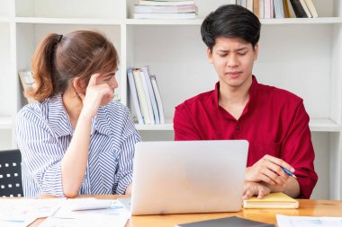 Pazarlama, Finansal, Muhasebe, Planlama, İş Kadınları Ekibi şirket sonuçlarını ve karlarını grafik istatistikleriyle analiz eder. Şirket dengesini hesaplamak için dizüstü bilgisayar ve hesap makinesi kullanın