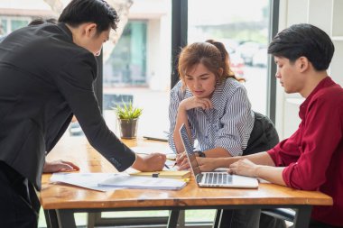 Yatırım risklerini azaltmayı planlayan işletme ekibi, pazarlama stratejisini şirketin kar etmesini sağlayacak şekilde ayarlamayı ve şirket içindeki müşteriler için yapılan yatırımları analiz etmeyi planlıyor..