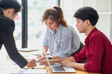 Yatırım risklerini azaltmayı planlayan işletme ekibi, pazarlama stratejisini şirketin kar etmesini sağlayacak şekilde ayarlamayı ve şirket içindeki müşteriler için yapılan yatırımları analiz etmeyi planlıyor..