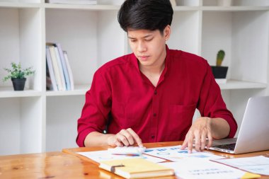 İşletme muhasebe konsepti, bir iş adamının ofiste bilgisayar, dizüstü bilgisayar, bütçe ve kredi kağıdı kullanması..