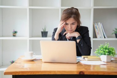 Burnout Sendromu. İş adamı çalışmaktan rahatsız olur. Ki bu da stresten kaynaklanıyor. Başarısız bir işten ve daha az dinlenmekten kaynaklanıyor. Uzman bir psikiyatriste danış..