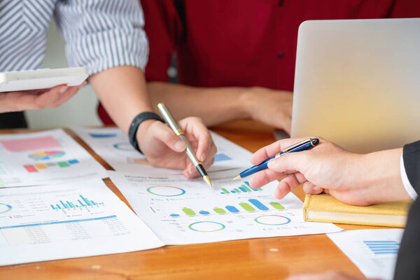 Планируя снизить инвестиционные риски, бизнес-команда планирует скорректировать маркетинговую стратегию, чтобы сделать компанию прибыльной и проанализировать инвестиции для клиентов внутри компании.