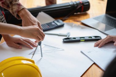 İş sahasında modeller ve planlar oluşturmak için ortaklar ve mühendislik araçlarıyla çalışan mühendisler için mühendisler veya mimarlarla görüşmeyi kabul et. İnşaat konsepti Mühendis kavramı.