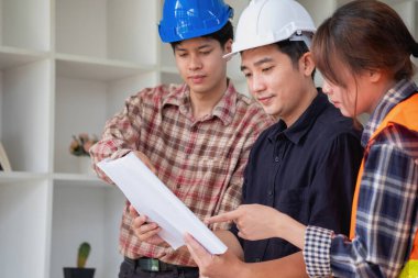 İş sahasında modeller ve planlar oluşturmak için ortaklar ve mühendislik araçlarıyla çalışan mühendisler için mühendisler veya mimarlarla görüşmeyi kabul et. İnşaat konsepti Mühendis kavramı.