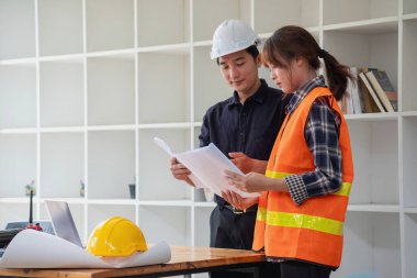 İş sahasında modeller ve planlar oluşturmak için ortaklar ve mühendislik araçlarıyla çalışan mühendisler için mühendisler veya mimarlarla görüşmeyi kabul et. İnşaat konsepti Mühendis kavramı.