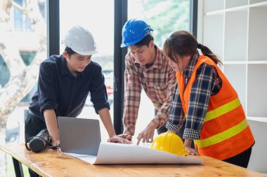 İş sahasında modeller ve planlar oluşturmak için ortaklar ve mühendislik araçlarıyla çalışan mühendisler için mühendisler veya mimarlarla görüşmeyi kabul et. İnşaat konsepti Mühendis kavramı.