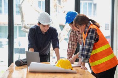 İş sahasında modeller ve planlar oluşturmak için ortaklar ve mühendislik araçlarıyla çalışan mühendisler için mühendisler veya mimarlarla görüşmeyi kabul et. İnşaat konsepti Mühendis kavramı.