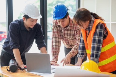 İş sahasında modeller ve planlar oluşturmak için ortaklar ve mühendislik araçlarıyla çalışan mühendisler için mühendisler veya mimarlarla görüşmeyi kabul et. İnşaat konsepti Mühendis kavramı.