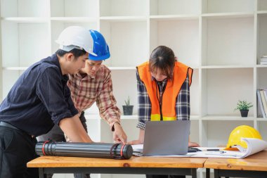 İş sahasında modeller ve planlar oluşturmak için ortaklar ve mühendislik araçlarıyla çalışan mühendisler için mühendisler veya mimarlarla görüşmeyi kabul et. İnşaat konsepti Mühendis kavramı.