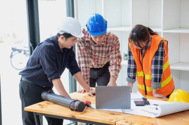 İş sahasında modeller ve planlar oluşturmak için ortaklar ve mühendislik araçlarıyla çalışan mühendisler için mühendisler veya mimarlarla görüşmeyi kabul et. İnşaat konsepti Mühendis kavramı.