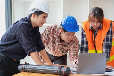 İş sahasında modeller ve planlar oluşturmak için ortaklar ve mühendislik araçlarıyla çalışan mühendisler için mühendisler veya mimarlarla görüşmeyi kabul et. İnşaat konsepti Mühendis kavramı.