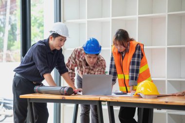 İş sahasında modeller ve planlar oluşturmak için ortaklar ve mühendislik araçlarıyla çalışan mühendisler için mühendisler veya mimarlarla görüşmeyi kabul et. İnşaat konsepti Mühendis kavramı.