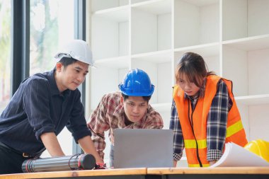 İş sahasında modeller ve planlar oluşturmak için ortaklar ve mühendislik araçlarıyla çalışan mühendisler için mühendisler veya mimarlarla görüşmeyi kabul et. İnşaat konsepti Mühendis kavramı.