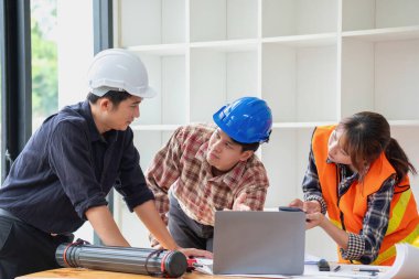 İş sahasında modeller ve planlar oluşturmak için ortaklar ve mühendislik araçlarıyla çalışan mühendisler için mühendisler veya mimarlarla görüşmeyi kabul et. İnşaat konsepti Mühendis kavramı.