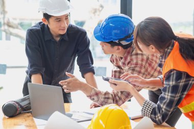 İş sahasında modeller ve planlar oluşturmak için ortaklar ve mühendislik araçlarıyla çalışan mühendisler için mühendisler veya mimarlarla görüşmeyi kabul et. İnşaat konsepti Mühendis kavramı.