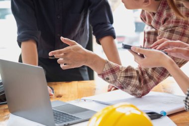 İş sahasında modeller ve planlar oluşturmak için ortaklar ve mühendislik araçlarıyla çalışan mühendisler için mühendisler veya mimarlarla görüşmeyi kabul et. İnşaat konsepti Mühendis kavramı.