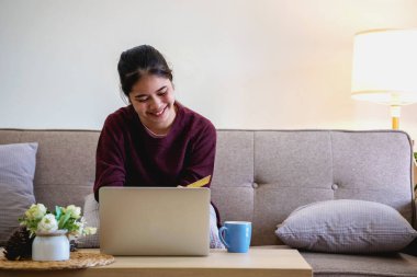 Güzel Asyalı kadınlar online alışveriş için bilgisayar ve akıllı telefonlar kullanıyorlar, online alışveriş portresi konsepti.