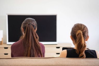 Rahat genç Asyalı kadın evdeki rahat bir kanepede dinleniyor. Güzel kız sakince rahatlıyor ve evde temiz hava soluyor. Film ve sosyal ağlar izleyin.