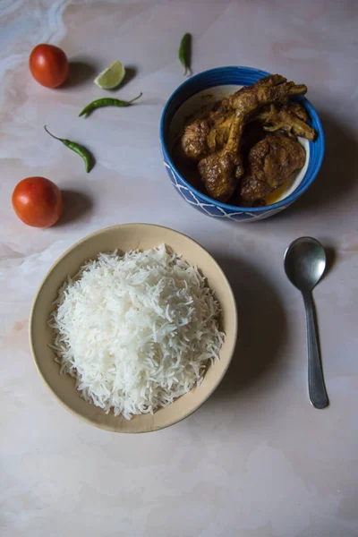 Indische Mahlzeit Mit Reis Und Hühnercurry Serviert Draufsicht Selektiver Fokus — Stockfoto