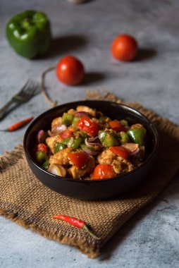 Çin mutfağı tavuğu ve sebze sotesi. Yaklaş, seçici odaklanma.