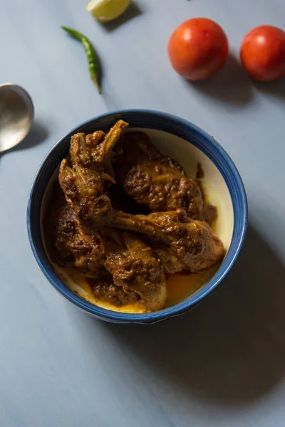 印度受欢迎的食物有鸡汤或肉汤中的鸡肉 从顶部查看 — 图库照片