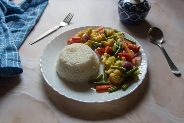 stock image Lunch food menu steamed rice and mixed vegetable in a plate. Top view, selective focus.