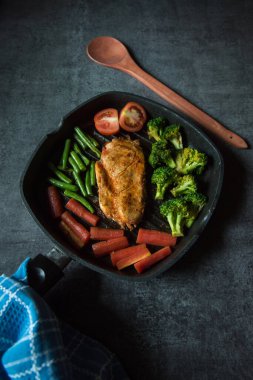 Tavada ızgara tavuk ve sebze manzarası. Seçici odak.