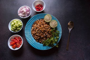 Bir kasede servis edilen gram filiz salatasının manzarası. Seçici odak.