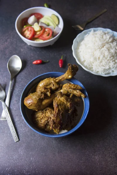 Sebzesiz Hint yemeği, tavuk masala, pirinç ve salata. Seçici odak.