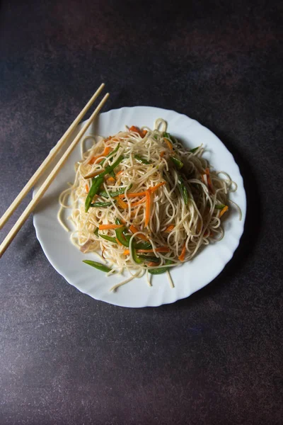 Çin Yemeği Sebzeli Erişte Tabakta Servis Edilir Yaklaş Seçici Odaklanma — Stok fotoğraf