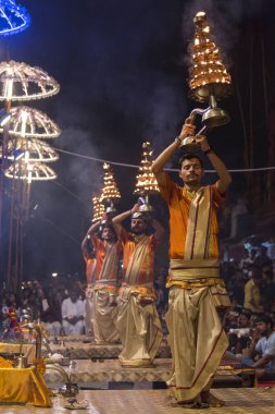 Bir Hindu rahip ayinin bir parçası olarak kutsal aarti yapar. Yaklaş, seçici odaklanma. Varanasi, Uttar Pradesh, Hindistan 