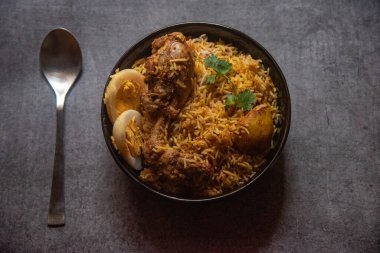 Babür mutfağı Biryani arka planda bir kasede servis yapıyordu.. 